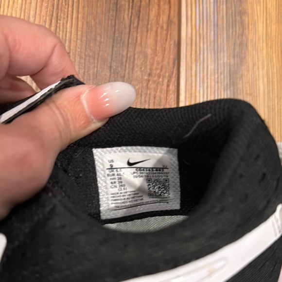 Nike Black and White Low-Top Sneakers - Picture 6 of 6